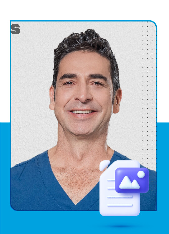 Médico hombre sonriendo